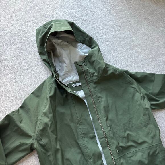 $450 QOR Women’s Green Technical Rain Jacket - Picture 3 of 7